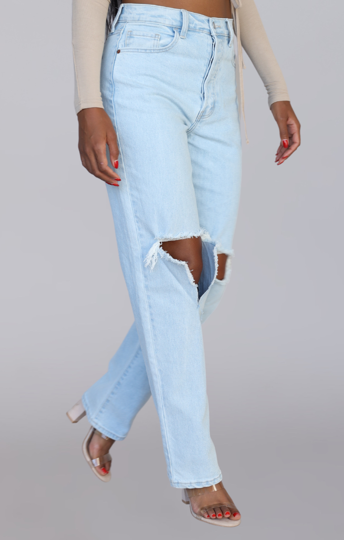 LEXI I LIGHT WASH RIPPED KNEE HIGH WAIST MOM JEANS